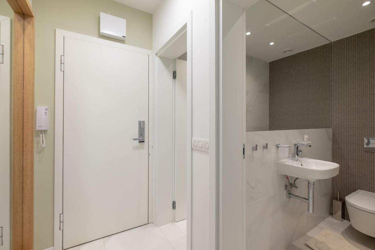 Vitosha Blvd Luxury 2-Bedroom, 2-Bathroom With Balcony София Екстериор снимка